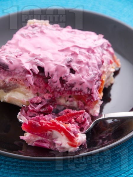 Сельодка под шуба - руска картофена салата с риба, сварено червено цвекло и майонеза - снимка на рецептата Сельодка под шуба - руска картофена салата с риба, сварено червено цвекло и майонеза - снимка на рецептата